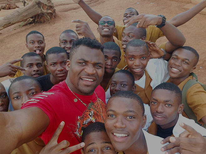 ▲ 프란시스 은가누는 카메룬에 자신의 재단을 세우고 체육관을 열어 어린아이들에게 운동을 가르치고 있다.