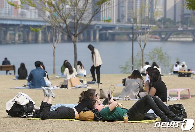 서울 여의도한강공원에서 시민들이 포근한 봄 날씨를 만끽하고 있다.© News1 신웅수 기자