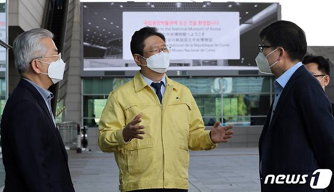 황희 문화체육관광부 장관이 17일 서울 용산구 국립중앙박물관을 방문해 관람객들이 안전하게 전시를 관람할 수 있도록 방역 현장을 점검하고 있다.© 뉴스1