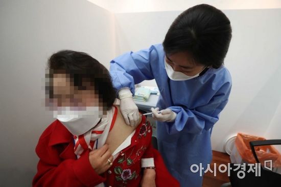 코로나19 확산세가 이어지고 있는 16일 서울 용산구 용산아트홀에 마련된 백신 예방접종센터에서 만 75세 이상 어르신들이 화이자 백신을 맞고 있다. /문호남 기자 munonam@
