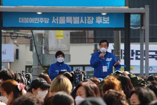이낙연 중앙선대위원장과 전혜숙 의원이 지난달 31일 어린이대공원 주변에서 박영선 서울시장 후보 지지 유세를 하고 있다.