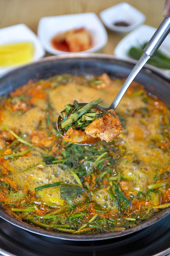 '대게'와 '곰치' 등이 유명한 고장이라지만 의외의 메뉴로 맛집 반열에 오른 곳도 있다. 태백식 물 닭갈비로 유명한 '성원닭갈비'. / 한준호 영상미디어 기자