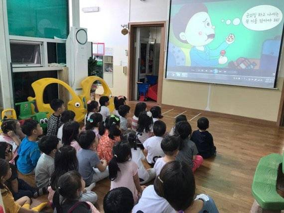 윤 교수는 한국 남아가 한남유충으로 진화하는 과정이라며 근거 없는 내용을 서술하고 있다. 부적절함을 지적하며 근거를 요구한 본지 질의에 윤 교수는 답을 하지 않았다. 사진은 한 어린이집에서 아동들이 교육받는 모습. fnDB