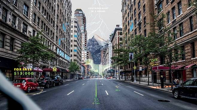 그저 외부와 내부를 구분 짓는 용도였던 차 유리를 넘어 여러 정보를 표시하는 첨단 디스플레이로 진화하고 있다. /웨이레이 홀로그램 증강현실(AR) 내비게이션. 사진제공=현대자동차그룹