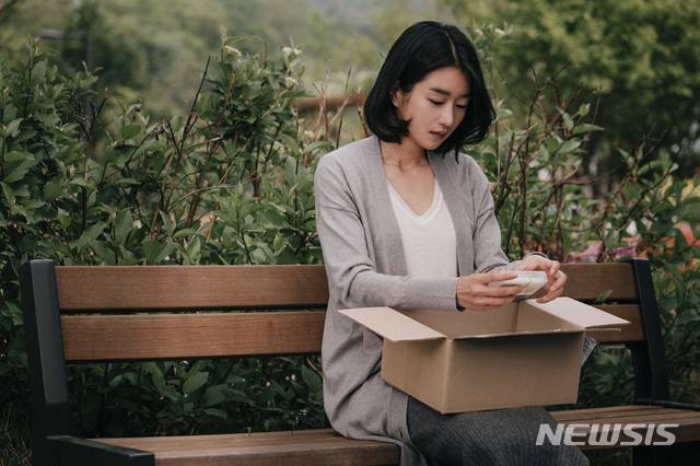 [서울=뉴시스]영화 '내일의 기억' 스틸. (사진 = ㈜아이필름 코퍼레이션/㈜토리픽쳐스 제공) 2021.04.16.photo@newsis.com