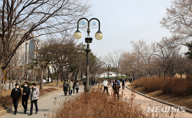 [서울=뉴시스] 서울 영등포구 여의도공원에서 시민들이 산책을 즐기고 있다. (사진=뉴시스 DB). photo@newsis.com