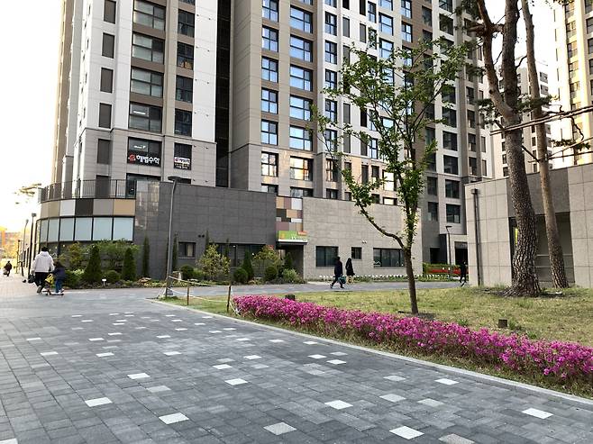 지상공원형으로 지어진 서울 강동구 고덕동의 한 대단지 아파트 내 풍경. 해당 아파트는 안전사고와 시설물 훼손을 우려해 택배 차량의 지상도로 진입을 지난 1일부터 금지했다. 2021.4.14 곽혜진 기자 demian@seoul.co.kr