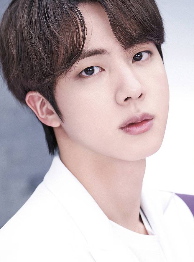 BTS released a jacket photo of Japans best album bts, THE BEST to be released on June 16th through Japan official Twitter on the 16th.Jean has attracted fans attention with overwhelming visuals in the public photos.She leaned her head against her hands and stared at the camera with intense eyes, making it impossible for the viewers to take their eyes off her, her lakelike eyes, her smooth skin, her picturesque lips.Finally, Jean is dressed in pure white and looks at the camera with his eyes, and the beauty of the innocent and handsome Jean makes him feel unrealistic.On the other hand, BTS, which Jin belongs to, will show Japans best album bts, THE BEST with Film out on June 16th.