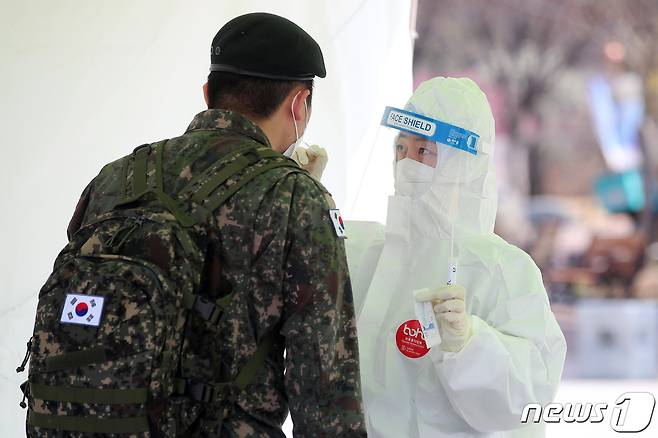 코로나19 진단검사를 받는 군 장병. 2021.3.7/뉴스1 © News1 공정식 기자