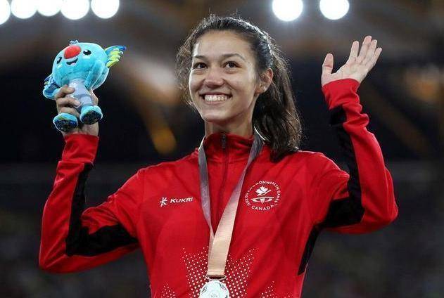 도쿄올림픽을 앞두고 중국에 귀화한 캐나다 여자 육상 7종 경기 유망주 정니나(캐나다명 니나 슐츠). 외할머니가 중국 최초 여자 높이뛰기 세계신기록을 세운 스포츠 집안이다. 특히 중국과 캐나다의 관계가 최악으로 치닫는 상황에서 중국은 그의 귀화를 체제 우월성과 개방성을 선전하는 호재로 활용하고 있다. 웨이보 캡처