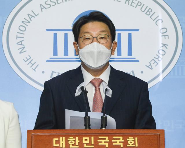 국민의힘 차기 원내대표 경선 출마를 준비중인 권성동 의원. 한국일보 자료사진
