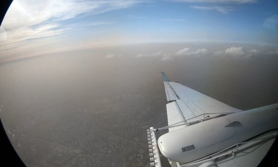 17일 기상항공기에서 내려다본 도심 위로 황색 먼지 띠가 덮여있다. 자료 기상청
