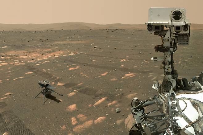 미국 항공우주국(NASA)의 화성 탐사로버 ‘퍼서비어런스’가 로봇 팔 끝에 있는 왓슨 카메라를 이용해 첫 우주 헬기 ‘인저뉴어티(Ingenuity)’와 함께 셀카를 찍고 있다.  / NASA