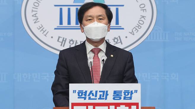 김기현 “혁신 통합” 김기현 국민의힘 의원이 18일 국회 기자회견에서 원내대표 경선 출마를 선언하고 있다.  국회사진기자단