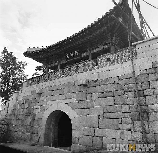 박정희 전 대통령 시절, 복원 작업 중인 숙정문