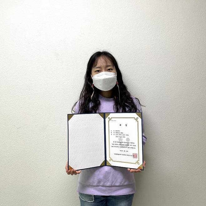 창원대 창업동아리 '단체급식실 실험실' 팀원인 박희진씨가 최근 경남 대학리그 창업 아이템 경진대회에서 대상을 수상하고 기념촬영을 하고 있다./동아리 제공/