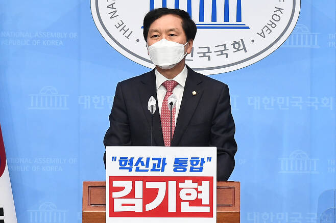 김기현 국민의힘 의원이 18일 국회 소통관에서 기자회견을 열고 원내대표 경선 출마를 선언하고 있다. [연합]
