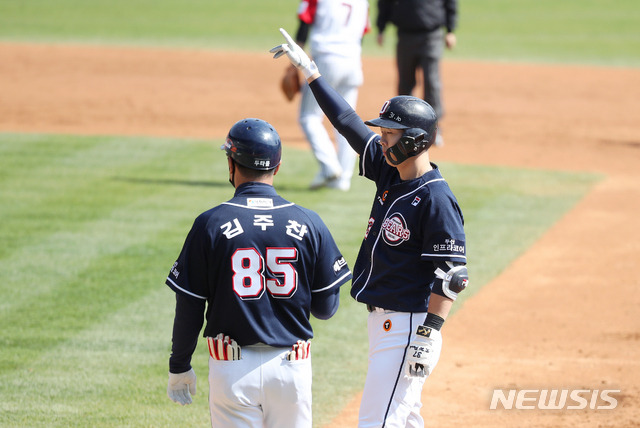 [서울=뉴시스]김병문 기자 = 18일 오후 서울 송파구 잠실야구장에서 열린 2021 신한은행 SOL KBO리그 LG 트윈스와 두산 베어스의 경기, 2회초 2사 만루에서 두산 박건우가 2타점 적시타를 때린 후 손을 들어 올리고 있다. 2021.04.18. dadazon@newsis.com