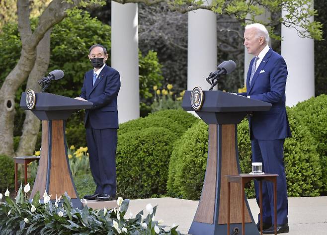 현지시간 16일 오후 조 바이든(오른쪽) 미국 대통령과 스가 요시히데 일본 총리가 미국 워싱턴DC 소재 백악관에서 정상회담을 한 후 공동 기자회견을 하고 있다. 연합뉴스