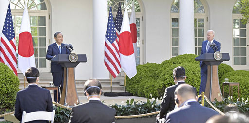 백악관 공동회견 16일(현지시간) 조 바이든 미국 대통령(오른쪽)과 스가 요시히데 일본 총리가 미국 워싱턴 백악관 로즈가든에서 공동 기자회견을 하고 있다. 워싱턴=교도연합뉴스