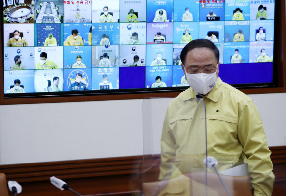 정세균 국무총리의 사임으로 직무대행을 맡은 홍남기 경제부총리 겸 기획재정부 장관이 18일 정부서울청사에서 중앙재난안전대책본부 회의를 주재하기 위해 들어서고 있다. 홍 부총리는 이 회의를 주재하는 것으로 총리 대행으로서 공식 일정을 시작했다.연합뉴스