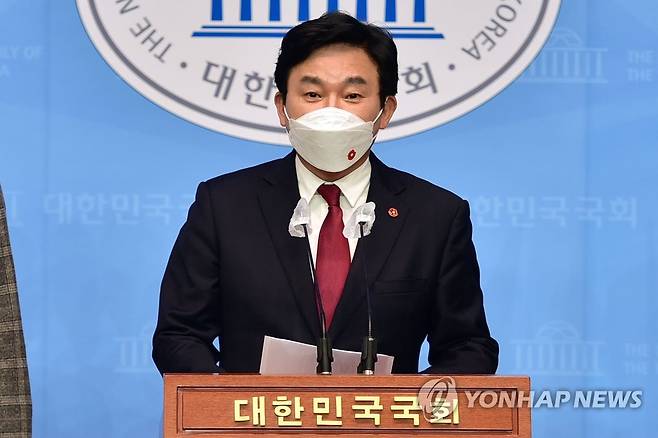 방사능 오염수 방류 결정 규탄하는 원희룡 제주도지사 원희룡 제주도지사가 지난 13일 국회 소통관에서 일본의 후쿠시마 원전 방사능 오염수 방류 결정을 규탄하는 기자회견을 하고 있다. [연합뉴스 자료사진]