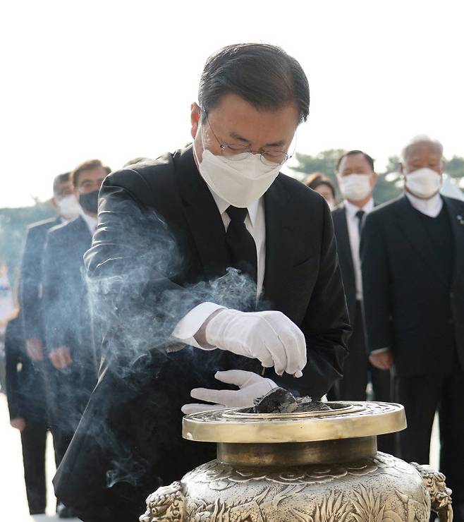 문재인 대통령이 19일 오전 서울 강북구 국립 4.19 민주묘지 기념탑에서 분향하고 있다.(사진=연합뉴스)