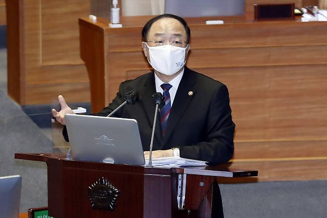 홍남기 국무총리 직무대행 겸 경제부총리가 19일 서울 여의도 국회 본회의에서 진행된 대정부질문에서 답변하고 있다. [사진=연합뉴스]