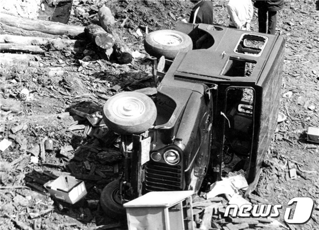 1980년 사북항쟁 시기 동원탄좌 광부들에 의해 뒤집힌 경찰 지프 형차량. (사북민주항쟁동지회 제공.) © 뉴스1