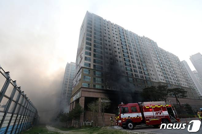 10일 오후 경기 남양주시 도농동의 한 주상복합건물에서 불이나 연기가 치솟고 있다.2021.4.10/뉴스1 © News1 이승배 기자