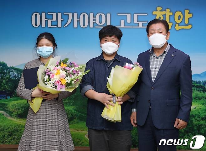 조근제 군수는 19일 모범 유공 장애인 강지혜씨(왼쪽)와 홍기훈씨에게 각각 보건복지부장관 표창을 전달했다. © 뉴스1