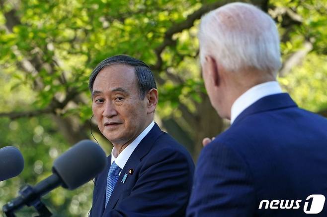 스가 요시히데 일본 총리(왼쪽)고 조 바이든 미국 대통령이 지난 16일(현지시간) 미 백악관에서 정상회담 뒤 공동 기자회견을하고 있다. © AFP=뉴스1