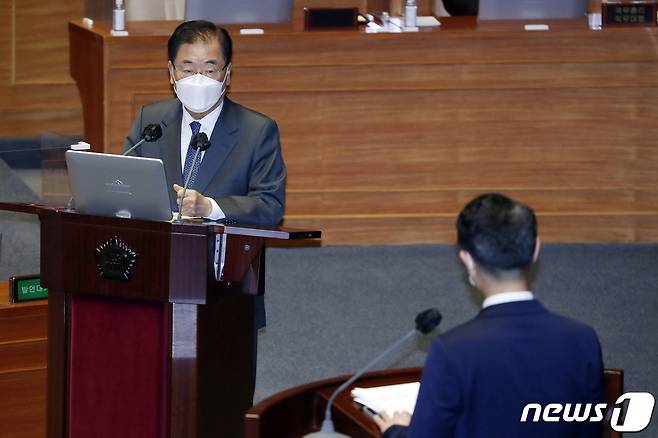 정의용 외교부 장관(왼쪽)이 19일 정치·외교·통일·안보분야 국회 대정부질문에 출석, 김영호 더불어민주당 의원의 질의에 답변하고 있다. 2021.4.19/뉴스1 © News1 구윤성 기자