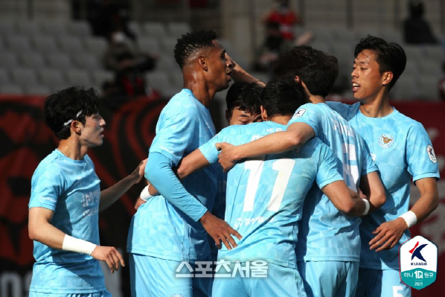 대구 에드가(왼쪽에서 두 번째)가 17일 서울전에서 득점 후 동료들과 기뻐하고 있다. 제공 | 한국프로축구연맹