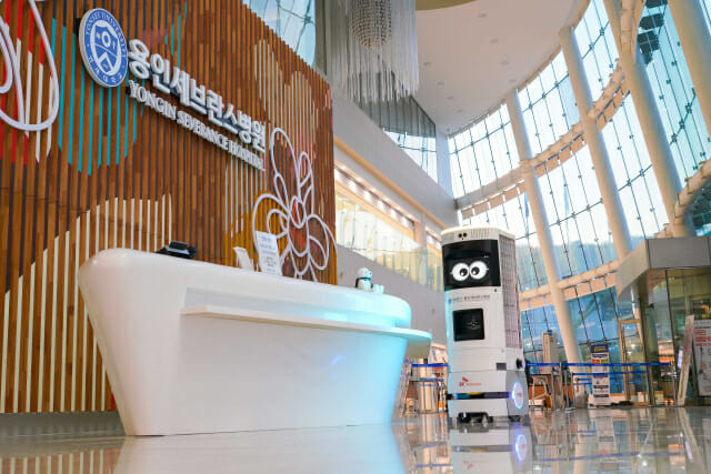 SK텔레콤의 방역로봇 키미가 자율주행 모드로 병원에서 이동중인 모습,