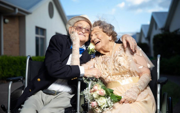 론 헤들리(100·남)-마리 힐(93·여) 부부. 사진=호주 채널9 뉴스 홈페이지 캡처