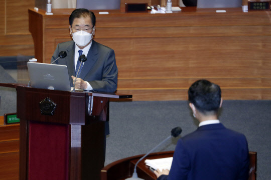 정의용 외교부 장관이 19일 서울 여의도 국회 본회의장에서 김영호 더불어민주당 의원 대정부 질의에 답변하고 있다. 연합뉴스.