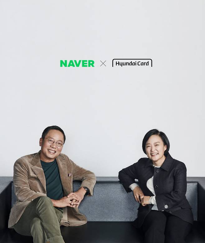 한성숙 네이버 대표(오른쪽)와 정태영 현대카드 부회장이 네이버플러스 멤버십 전용 신용카드에 관한 파트너십을 체결했다.