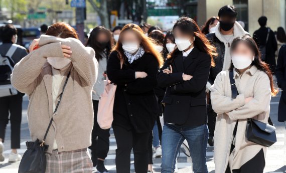 오늘 전국이 맑겠지만 일교차가 크겠다. 서울 광화문 네거리에서 시민들이 출근하고 있다. /사진=뉴스1