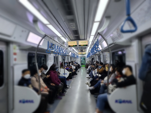 마스크 착용 의무화가 먼저 시행된 대중교통인 전철 안에서 승객들이 마스크를 잘 착용하고 있다.