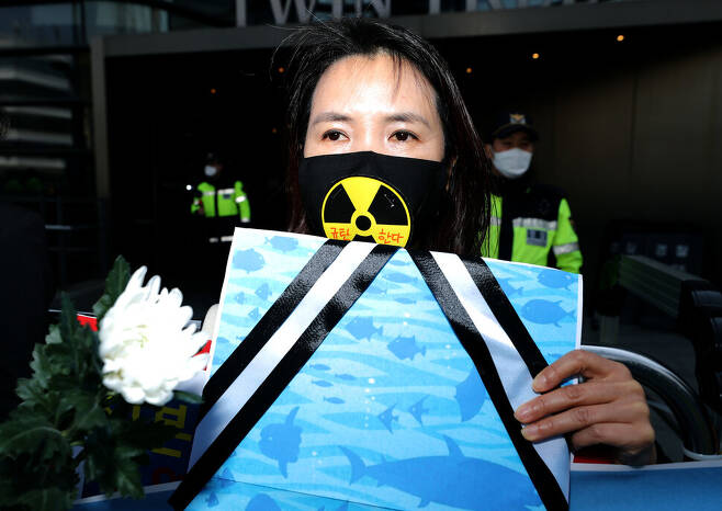 한국와이더블유시에이(YWCA) 회원들이 19일 낮 일본 후쿠시마 오염수 해양 방류 결정을 규탄하며 즉각 철회를 촉구하고 있다. 이종근 선임기자