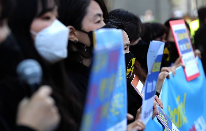 한국와이더블유시에이(YWCA) 회원들이 19일 낮 일본 후쿠시마 오염수 해양 방류 결정을 규탄하며 즉각 철회를 촉구하고 있다. 이종근 선임기자