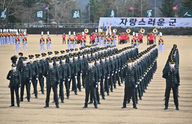 지난달 3일 오후 경북 영천시 고경면 육군3사관학교 충성연병장에서 제56기 졸업 및 임관식이 열렸다. 2019년 입교해 2년 동안 일반전공과 군사학 교육과정을 이수한 483명(여군 47명 포함)이 이날 소위로 임관했다. 영천=뉴스1