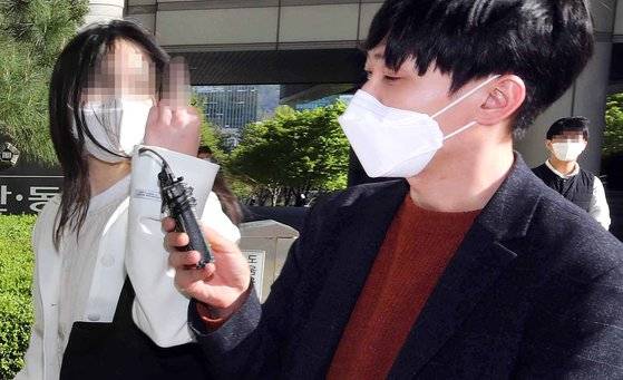 숙명여고 쌍둥이 자매가 지난 14일 오후 서울 서초구 서울중앙지방법원에서 열린 항소심 첫 공판에 출석하며 취재진에게 거친 반응을 보이고 있다. [사진 뉴스핌]