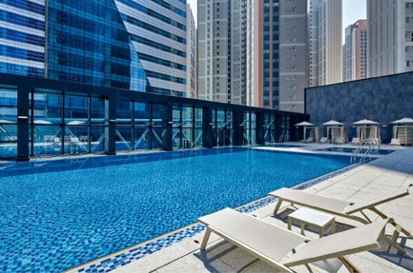 신라스테이 서부산 5층에 있는  야외 수영장. 도심을 내다보며 휴식을 즐길 수 있다.