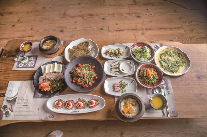 경북 지역의 농가형 외식사업장인 ‘농가맛집’ 중 1곳에서 차린 밥상의 모습. 경북도 제공