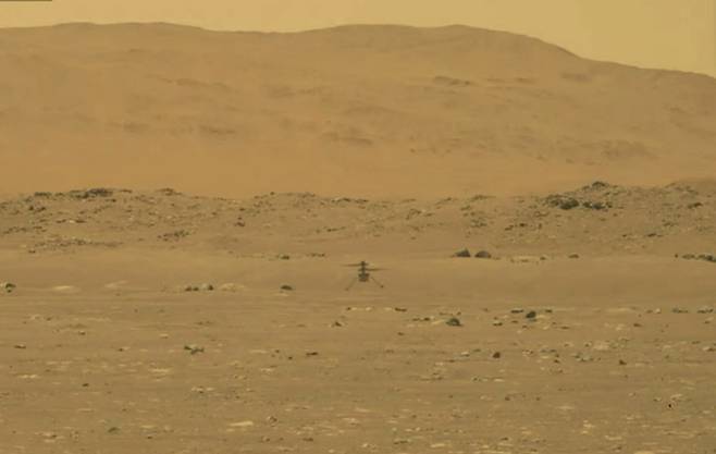 인류 최초로 외계행성에서의 동력 비행이 성공했다. 미국항공우주국(NASA)의 중량 1.8kg의 소형 무인헬기 ‘인저뉴어티’가 19일 오후 화성 지표면을 나는 모습을 지상 로버인 ‘퍼서비어런스’가 촬영해 지구에 보내왔다. / NASA 제공