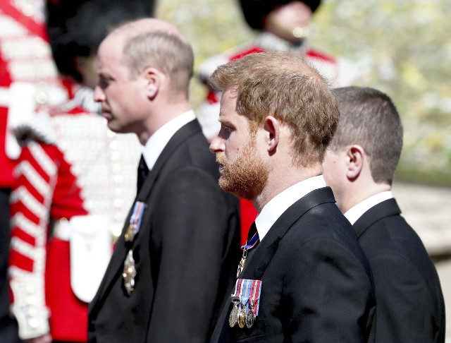 할아버지 장례식에 참석한 윌리엄 왕세손과 해리 왕자. AP연합뉴스