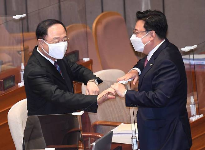 홍남기 국무총리 직무대행이 19일 오후 서울 여의도 국회에서 열린 본회의에 참석해 김성원 국민의힘 원내수석부대표와 대화하고 있다. (공동취재사진)