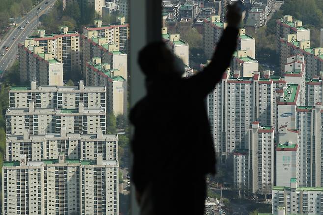 부동산 보유세 정책이 급선회하고 있다. 규제정책으로 부동산 가격안정을 4년간 도모해온 정부가 정권 말기 결국 방향을 틀면 정책불신이 강화될 수 있다는 우려가 나온다. 19일 정부와 정치권에 따르면 더불어민주당은 이르면 이번주 부동산특별위원회를 설치한다. 당장 실효성있는 방안은 주택자 등 실수요자를 대상으로 종합부동산세 등 보유세 부담을 완화하는 것으로 분석된다. 사진은 18일 서울 송파구 롯데월드타워 전망대에서 바라본 서울 아파트 단지들. [연합]